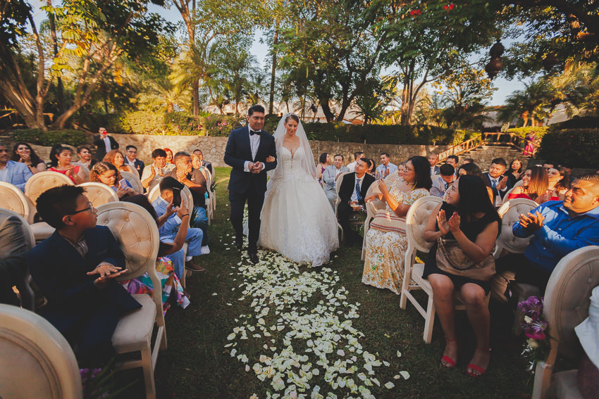 pareja entrando a ceremonia jardin ramayana